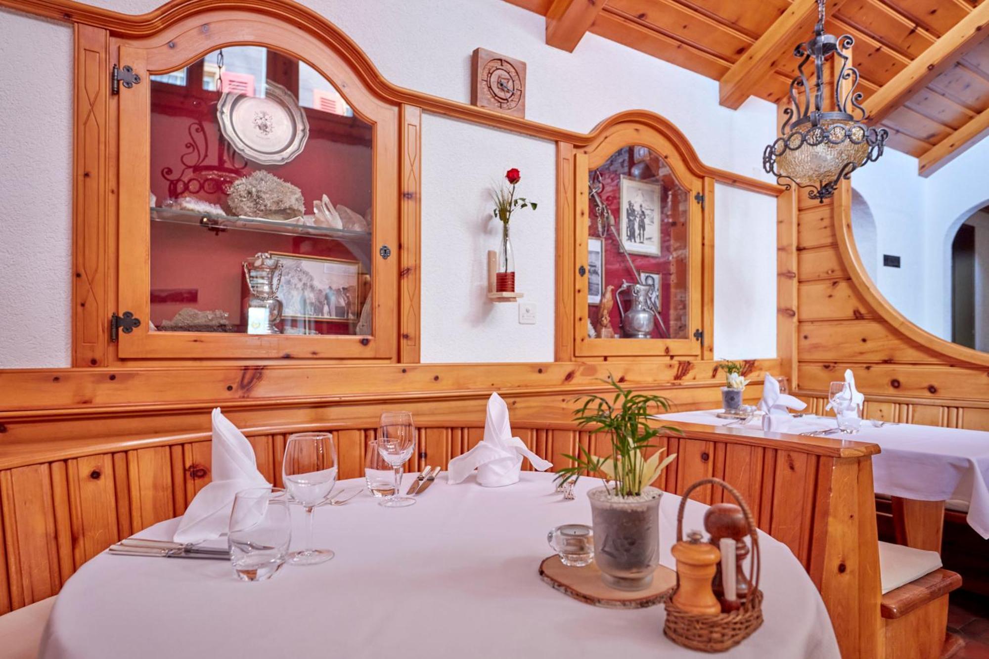 Hotel Alpenblick Zeneggen Bagian luar foto