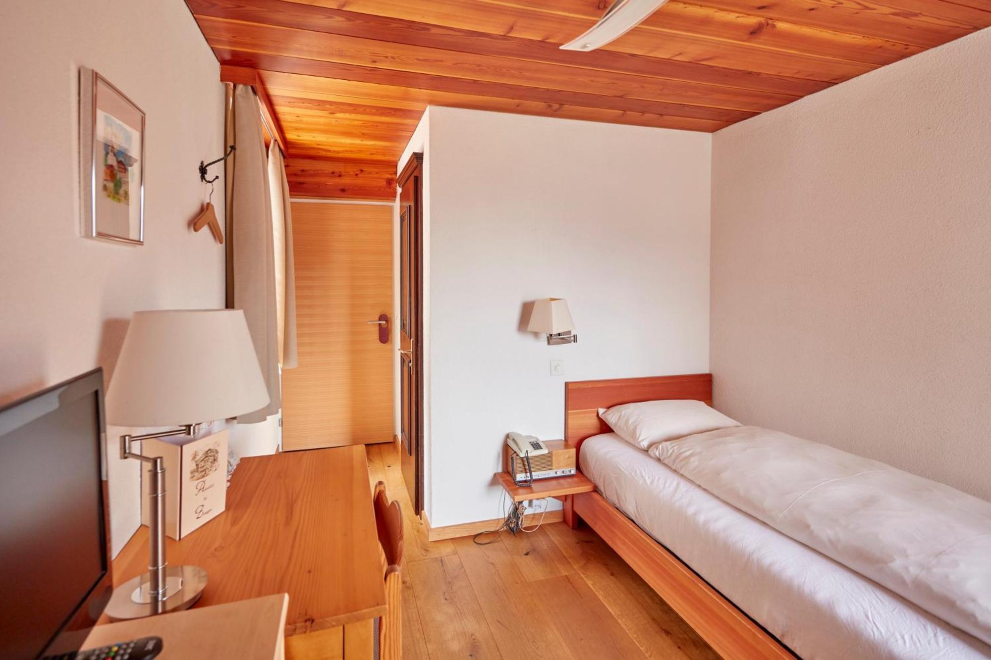 Hotel Alpenblick Zeneggen Bagian luar foto